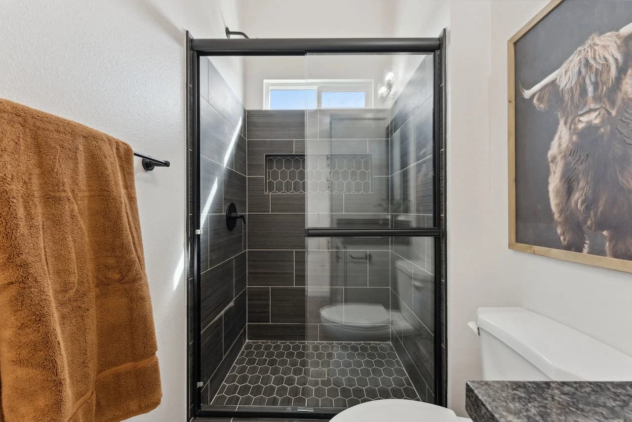 Ata-01 bathroom home features
