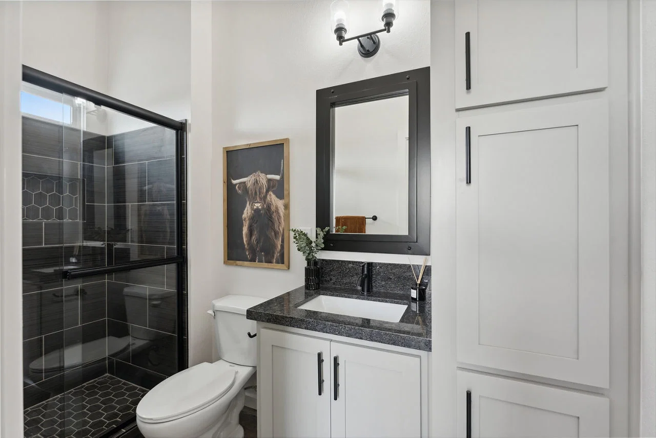 Ata-01 bathroom home features