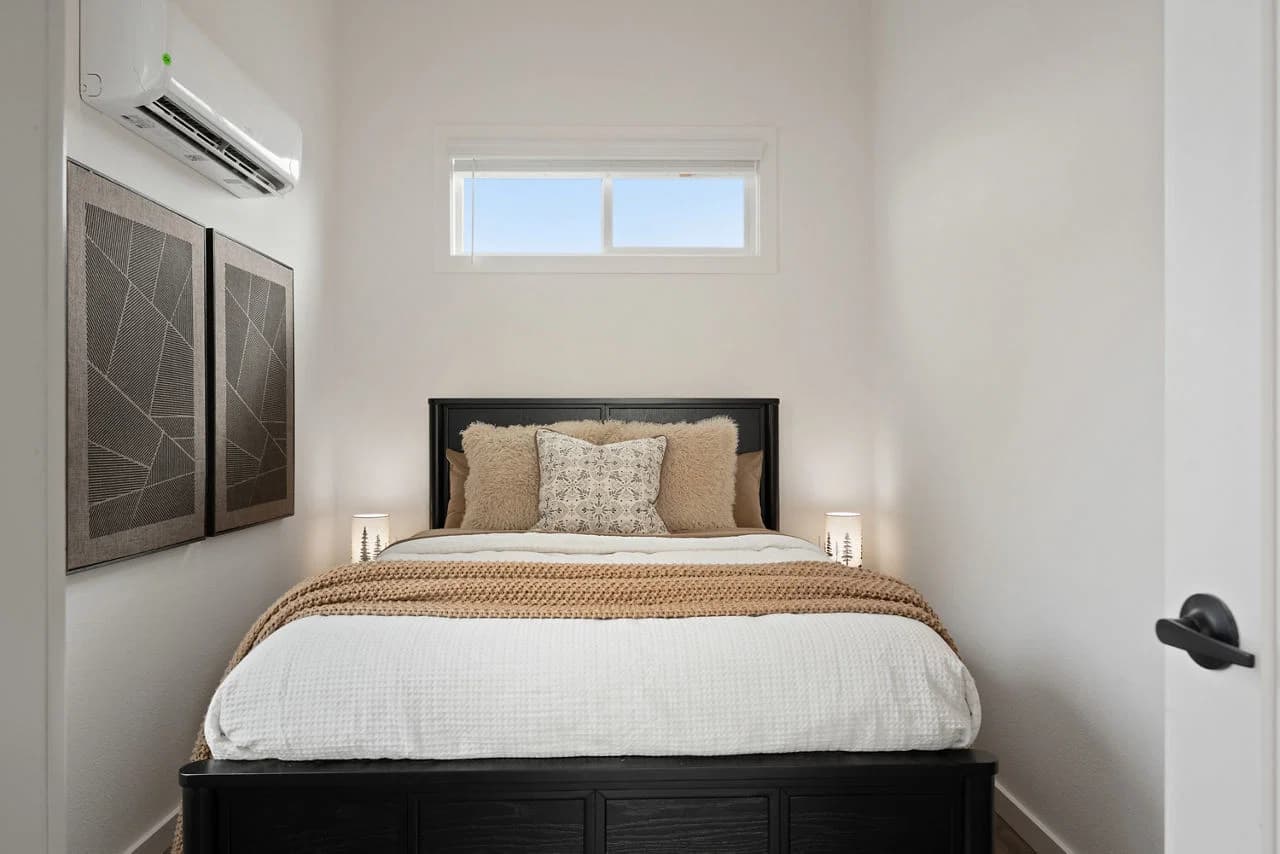Ata-01 bedroom home features