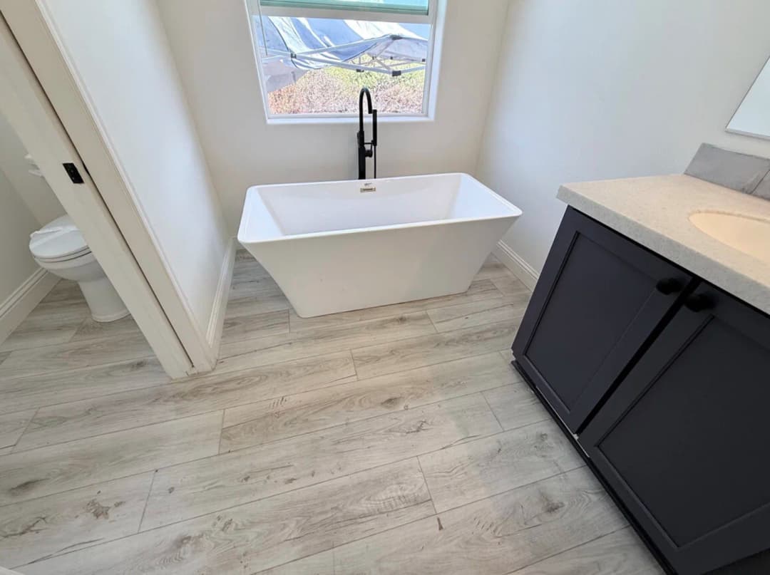 Rise 28583r bathroom home features