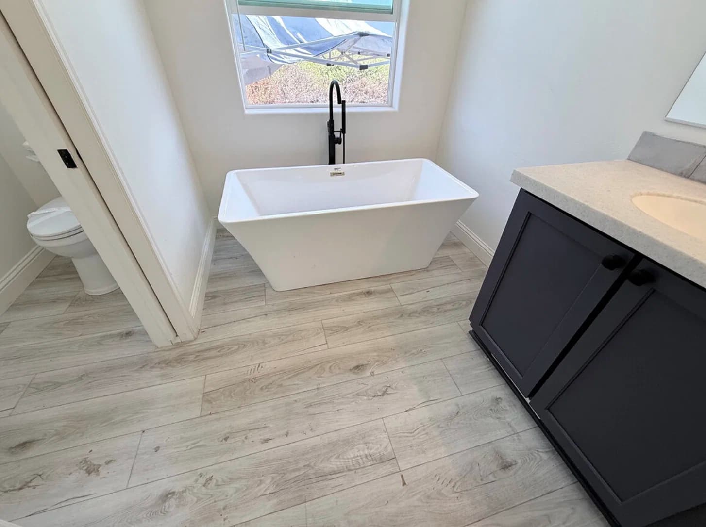 Rise 28583r bathroom home features
